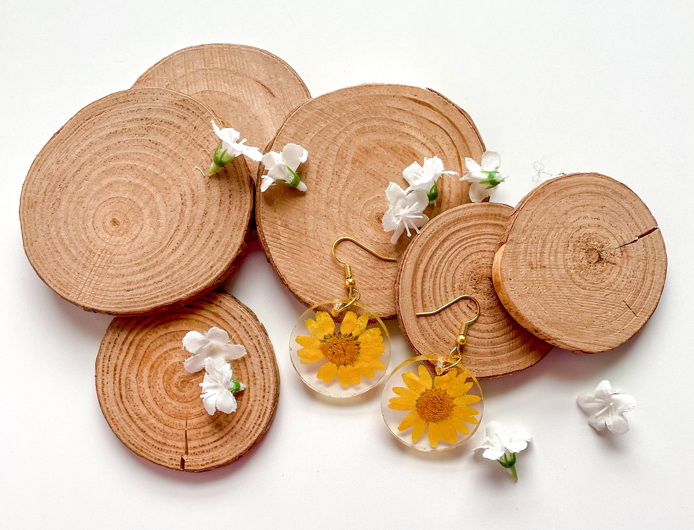 Yellow Daisy Bloom Resin Earrings Yellow Daisy Bloom Resin Earrings