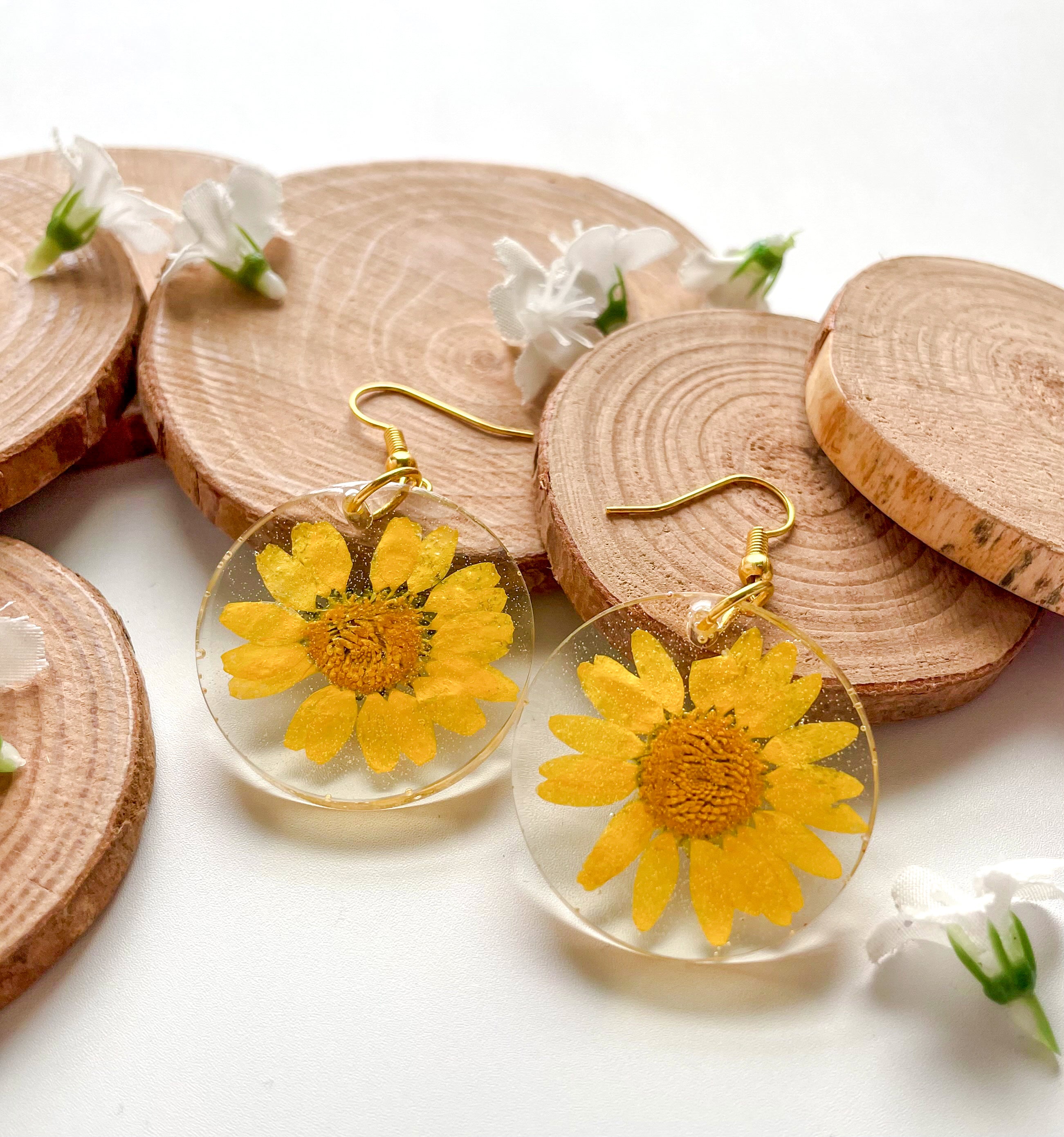 Yellow Daisy Bloom Resin Earrings Yellow Daisy Bloom Resin Earrings
