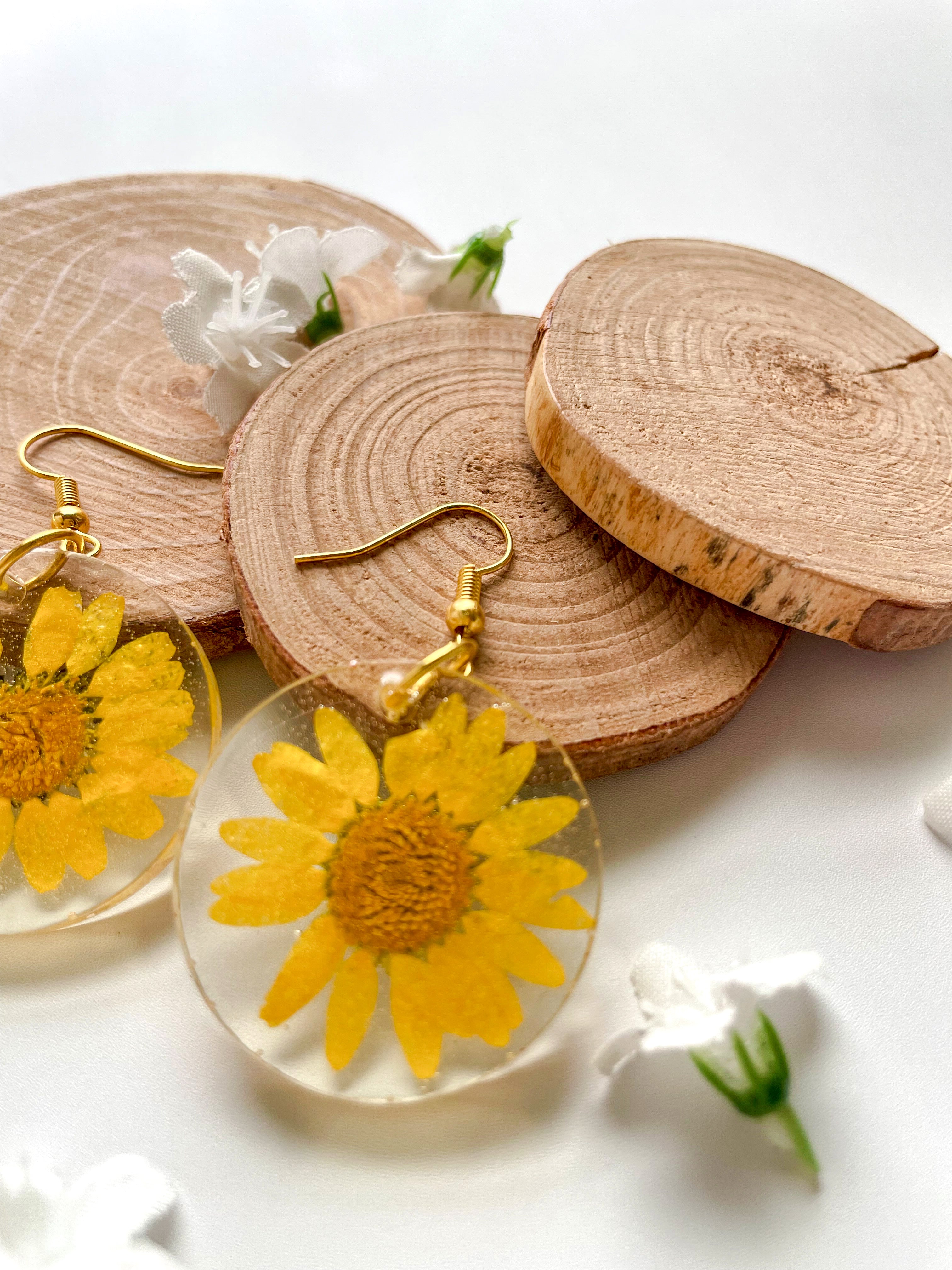 Yellow Daisy Bloom Resin Earrings Yellow Daisy Bloom Resin Earrings
