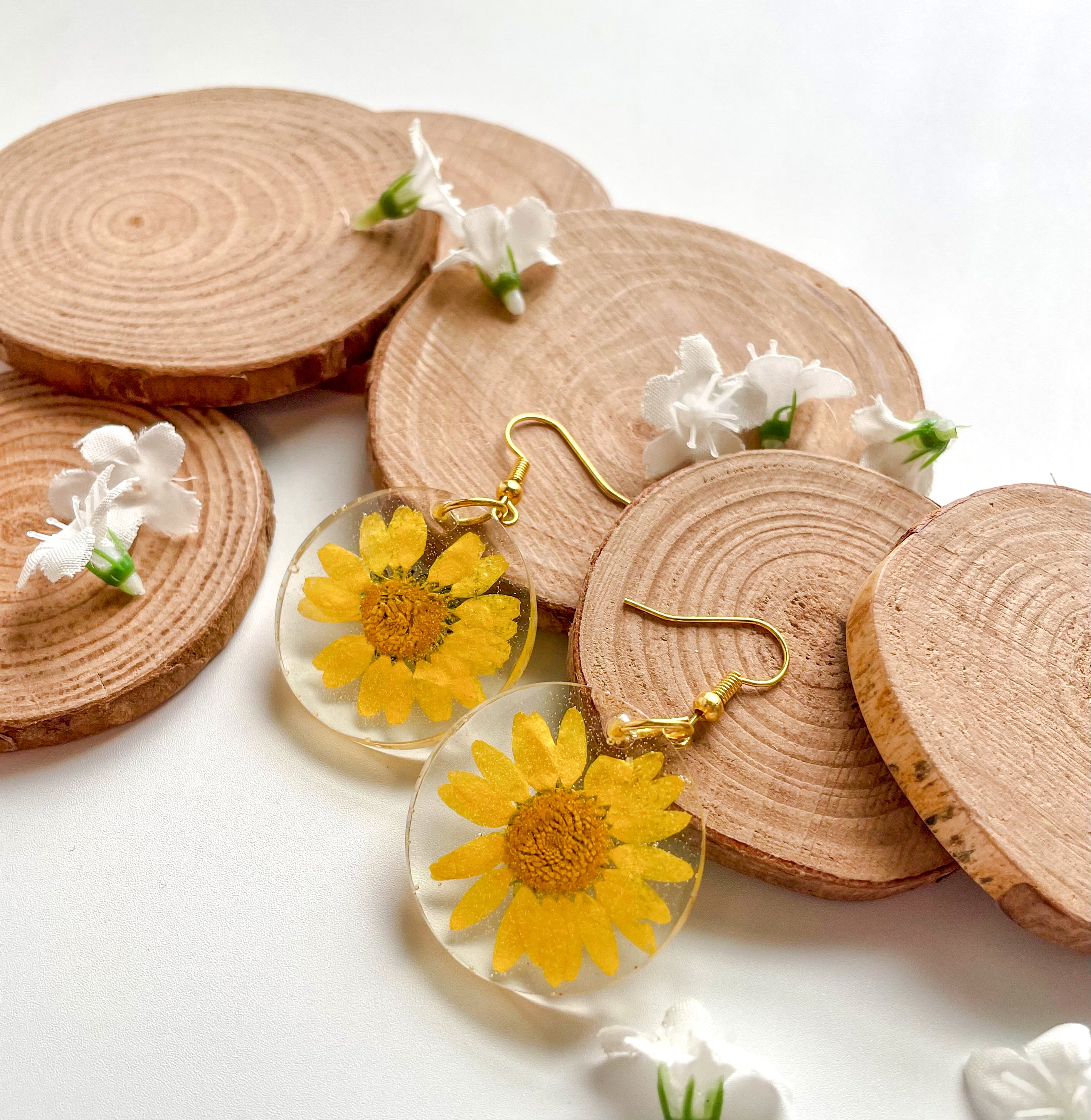 Yellow Daisy Bloom Resin Earrings Yellow Daisy Bloom Resin Earrings