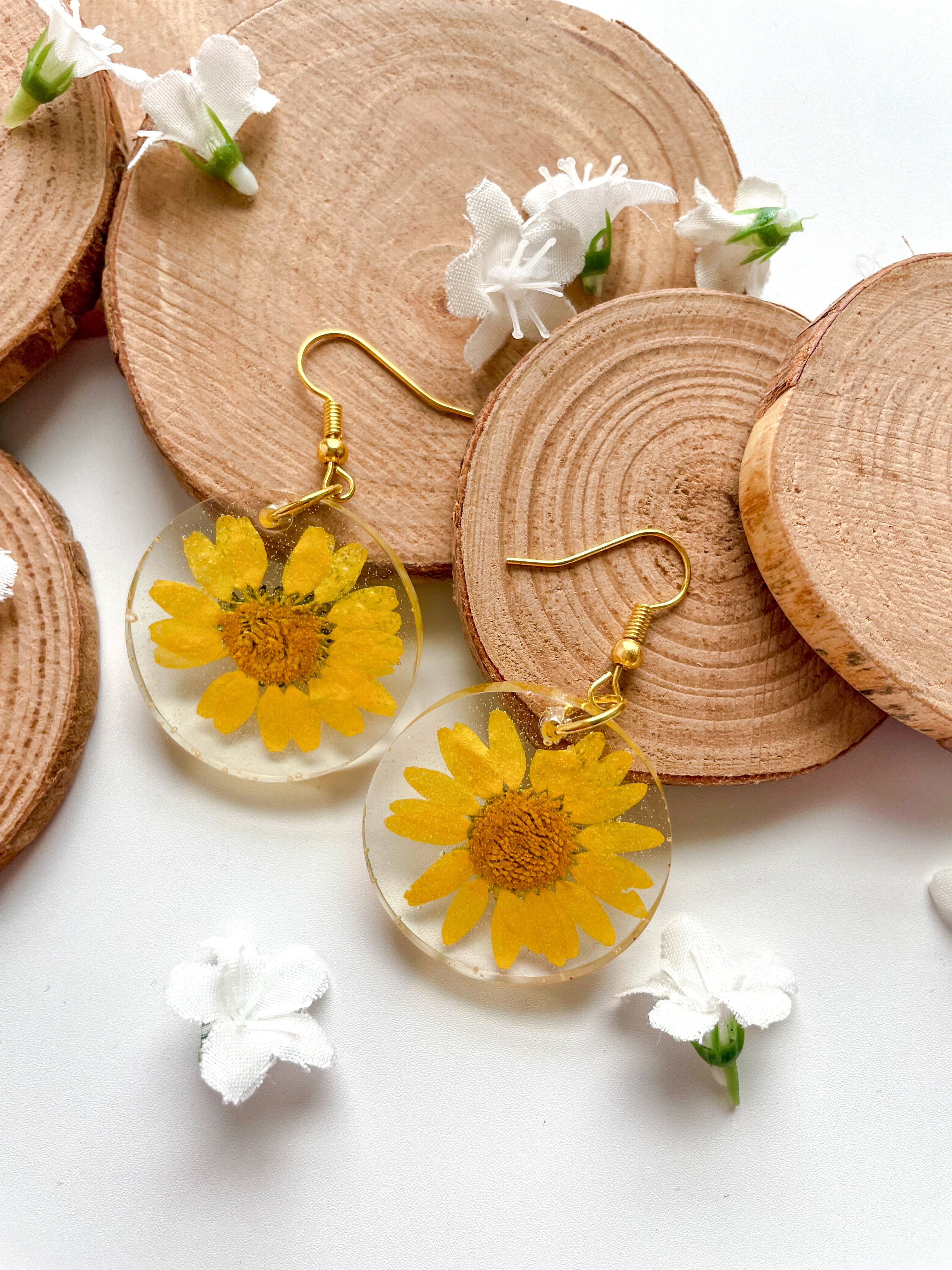 Yellow Daisy Bloom Resin Earrings Yellow Daisy Bloom Resin Earrings