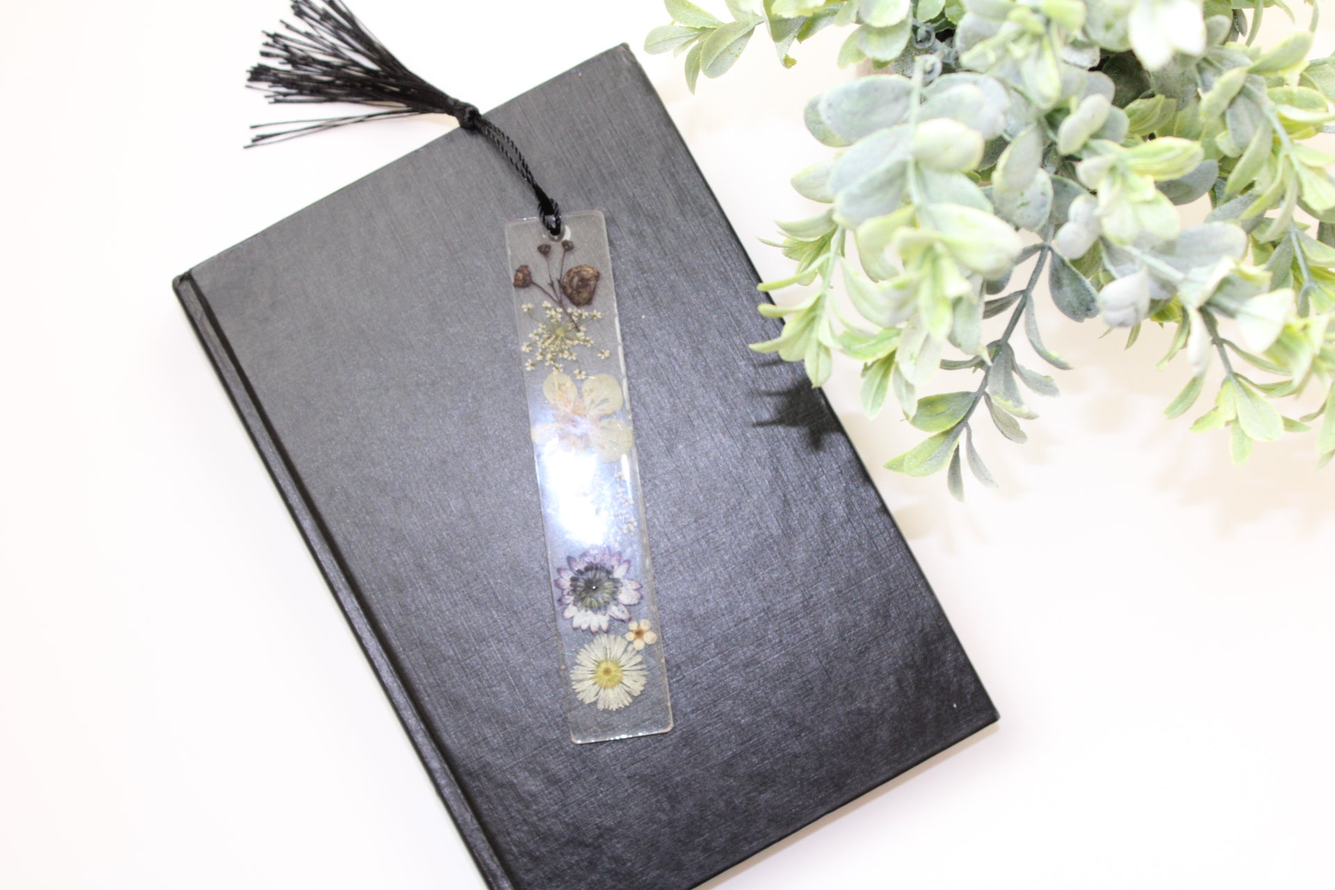 Pressed Flower Resin Bookmark with Tassel – Handmade Clear Bookmark in Blue, Red, Yellow, or Black & White | Nature-Inspired Gift for Readers