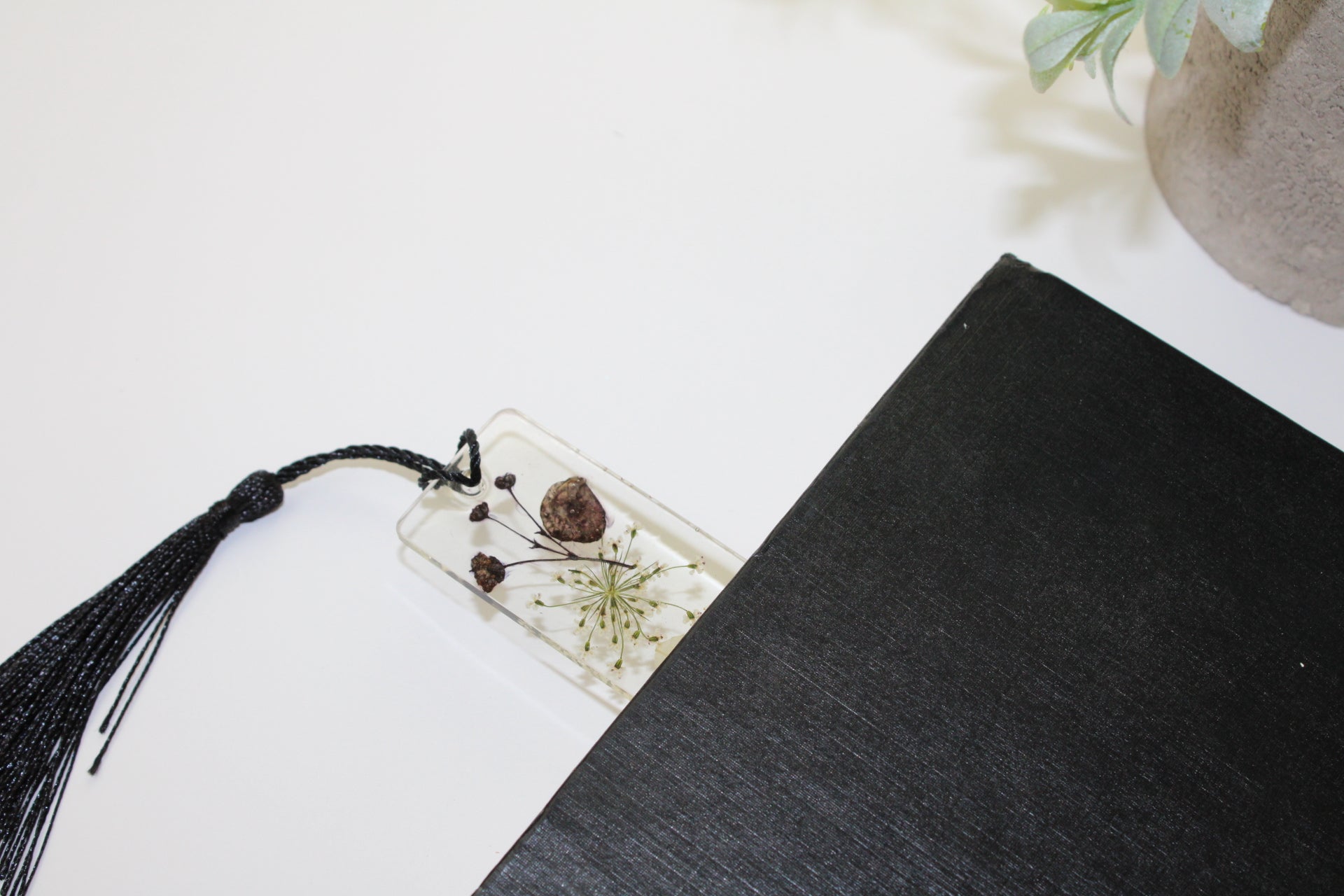Pressed Flower Resin Bookmark with Tassel – Handmade Clear Bookmark in Blue, Red, Yellow, or Black & White | Nature-Inspired Gift for Readers